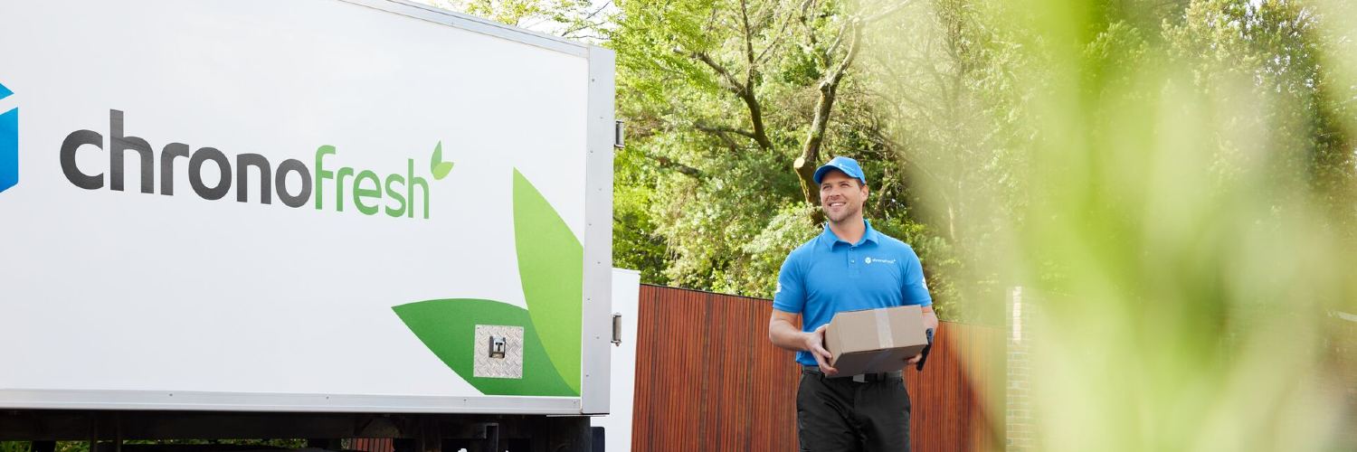Camion Chronofresh roulant sur une route, garantissant le transport ร tempรฉrature contrรดlรฉe pour une livraison rapide et sรฉcurisรฉe de vos produits frais.